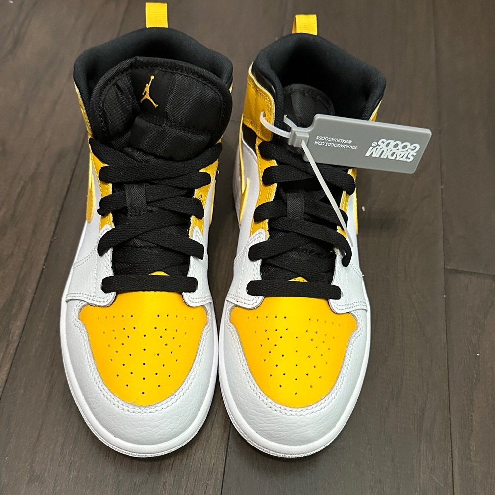Nike Kids Black and Yellow Sneakers